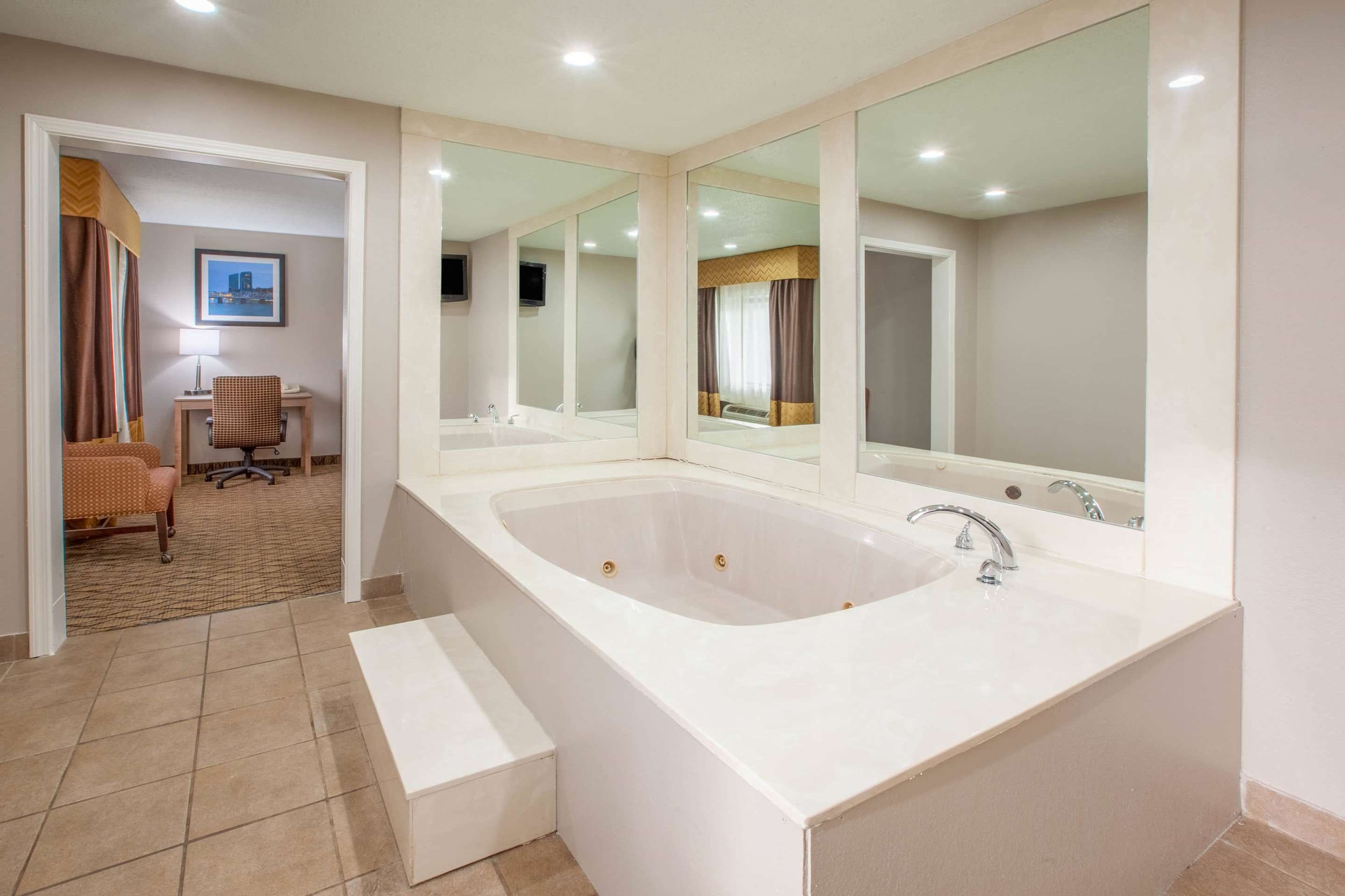 Baymont by Wyndham Grand Rapids Airport thumbnail 3