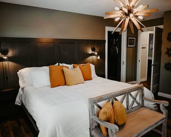 Luxury New Home just steps to Lambeau. Tailgate ready. Perfect for large groups. - Green Bay - Bedroom