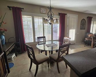Beautiful two bedroom Corte Bella home bring your small dog! - Sun City West - Comedor
