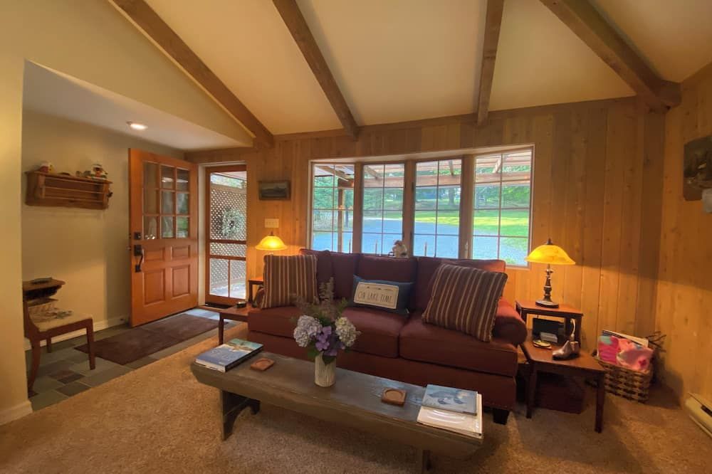 Quiet Cottage in Historic Lakeside Village