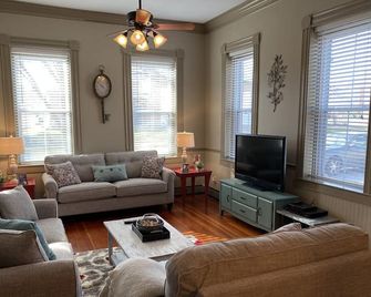 Historic District Inn 4 Bed/ 3 Bath in the heart of downtown Hermann! - Hermann - Living room