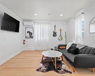 Strict No Parties, New Modern Clean Cozy Home - San Marcos