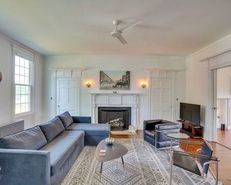 Historic Home in Coxsackie w/ Hudson River Views! - Coxsackie - Living room