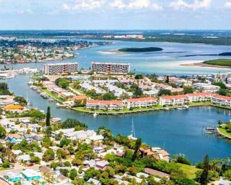 BBR #8, Steps to the Beach, Heated Pool w/Kitchenette & King bed! - Treasure Island