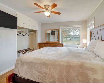 6 Mi to Dtwn: Dog-Friendly Home w/ Yard in Tulsa - Tulsa - Bedroom