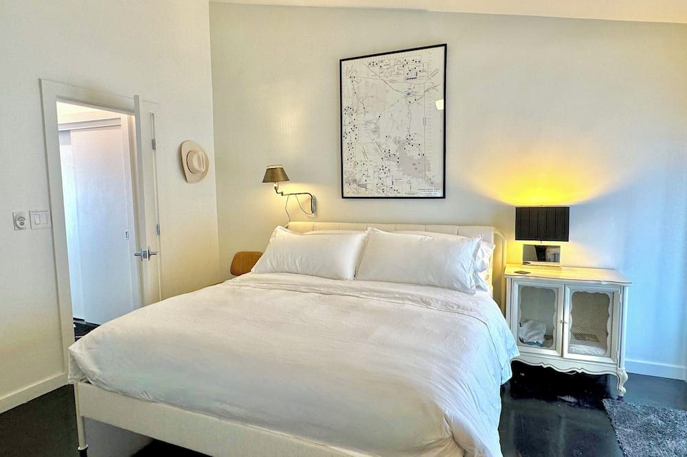 The No. 3: modern, bright, renovated, dwtn condo w/ outdoor lounge space - Marfa - Camera da letto