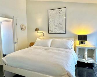 The No. 3: modern, bright, renovated, dwtn condo w/ outdoor lounge space - Marfa - Bedroom