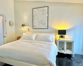 The No. 3: modern, bright, renovated, dwtn condo w/ outdoor lounge space - Marfa - Camera da letto