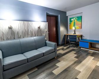 Days Inn & Suites by Wyndham Milwaukee - מילווקי - סלון