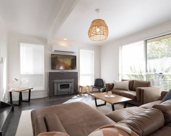 Perfect for Groups or Families in Prospect - Prospect Vale - Living room