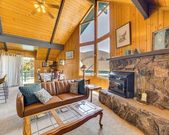 Frazier Park Cabin w/ Ping-Pong Table, Near Trails - Frazier Park - Living room
