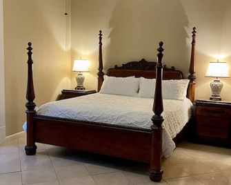 The Justin Room at The Eastland Historic Hotel - Eastland - Schlafzimmer