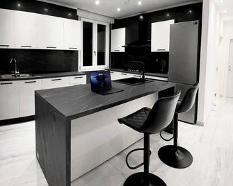 10 minutes to the airport and main venice land. free parking area. - Венеція - Кухня