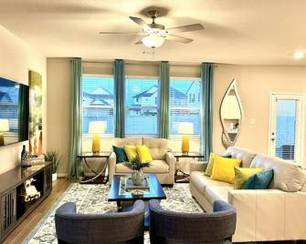 The Woodlands Oasis - Shenandoah - Living room
