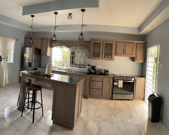 Clean Cosy unit in May Pen. Lots of natural lighting and cool breeze awaits you! - May Pen - Cocina