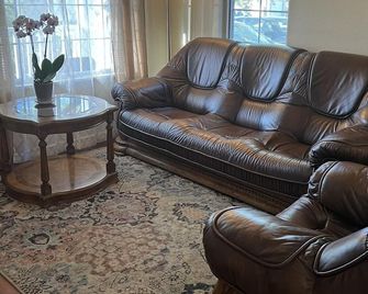 3 bedroom, 2 bathroom townhome in the heart of downtown Cheyenne! - Cheyenne - Living room