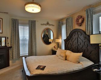 Cloran Mansion Bed & Breakfast - Galena - Bedroom