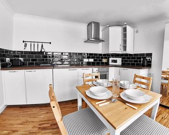 Thistle Apartments - Rose Apartment - Aberdeen - Comedor