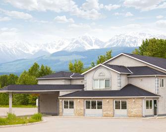 Super 8 by Wyndham Golden - גולדן - בניין