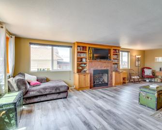 Winchester Bay Vacation Rental Near Dunes And Atv! - Reedsport - Wohnzimmer