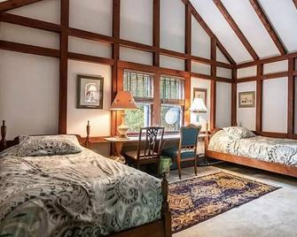 Historic Blacksmith House on the Ausable River 25 Acres - Keene - Habitación
