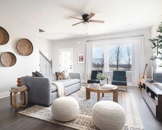 Rhett by Avantstay Stylish Southern Style Flat w/ Gorgeous Design - Nashville - Living room