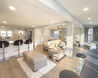 Marina Beach House - Pet Friendly - North Babylon - Living room
