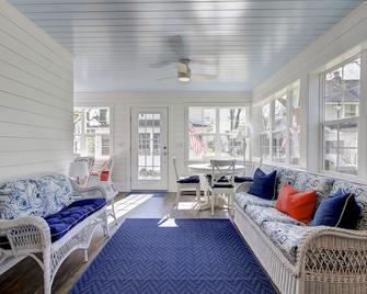 Linwood Park Beach Cottage - Fully Renovated - Vermilion - Living room