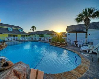 Coastal Vibe by Avantstay Sunset at the Pool and Playscape - Port Aransas - Pool