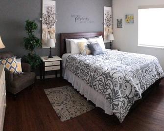 COZY condo located on Mill St. in downtown historic Grass Valley. - Grass Valley - Bedroom