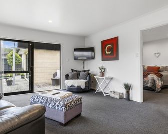 Spacious, modern apartment situated just 3 mins from Lake Taupo. Dog friendly! - Turangi - Pokój dzienny