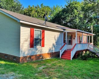 Backwoods Milton House 3BR&2bath - Milton - Building