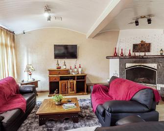 Hotel Geneve - 2km do Capivari - Campos do Jordão - Sala