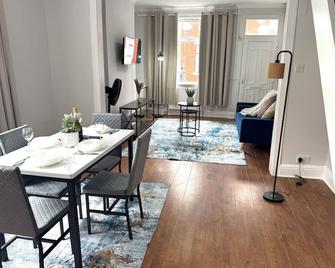 2 Bedroom House with Free Parking - Manchester - Dining room