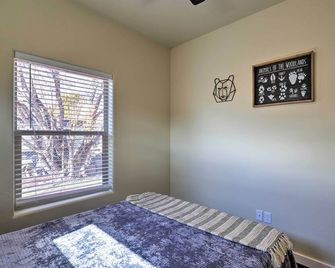 Modern Retreat: 3 Blocks to Dtwn Williams + Rte 66 - Williams - Bedroom