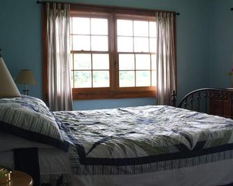 Enjoy country life on a beautiful mountain horse farm setting - Warm Springs - Bedroom