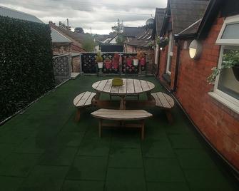 The Feathers - Ruthin - Balkon