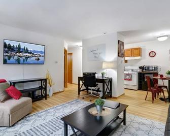 King Bed - Fast Wifi - No Cleaning Fee - Near Froedtert - Underground Parking - Wauwatosa - Living room