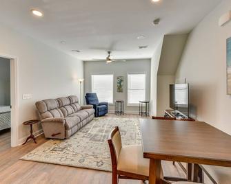 Walk to Old Town Quiet Bluffton Vacation Rental - Bluffton - Living room