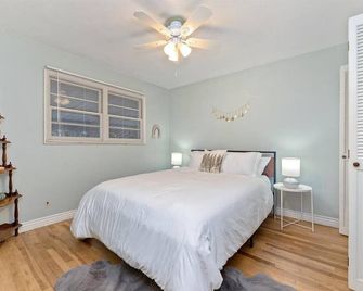 Midcentury Modern 3br 2ba + Hot Tub In College District - Caldwell - Slaapkamer