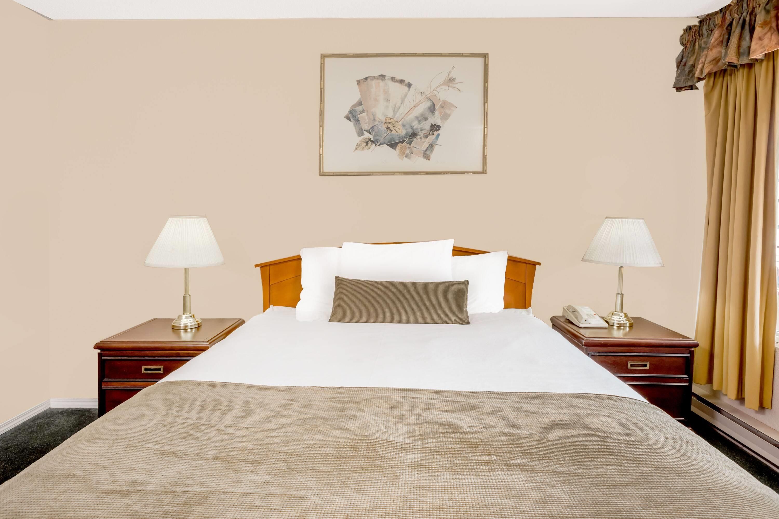 Howard Johnson by Wyndham Downtown Kamloops - Kamloops - Bedroom