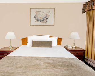Howard Johnson by Wyndham Downtown Kamloops - Kamloops - Bedroom
