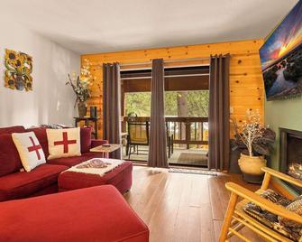 Sierra Pines Retreat Sleeps 6! - Incline Village - Living room