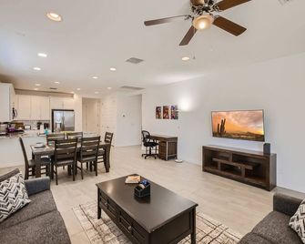 Phoenix 5br With Fast Wifi - טולסון - סלון