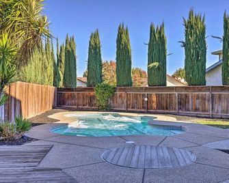 Modesto Home w/ Deck - 2 Mi to Vintage Faire Mall - Modesto - Pool