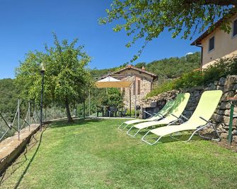 Farmhouse villa with private swimming pool, terrace, garden, stunning view - Loro Ciuffenna - Patio