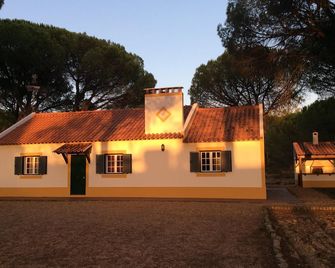 Enjoy the beauty of the Alentejo. House set in pine forest and near the beautiful beaches - Grândola - Building