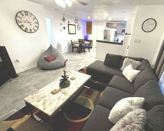 Deer Hill - Charming 3-bedroom house with WiFi and AC overlooking Copperas Cove - Copperas Cove - Вітальня