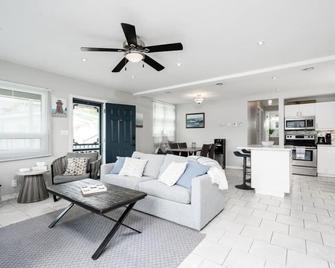 Scenic Waterfront Cottage Retreat - Firepit & Bbq - Hanover - Sala de estar
