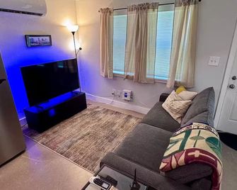 Dallas - Bishop Arts Guest Cottage - Pet Friendly! - Dallas - Living room